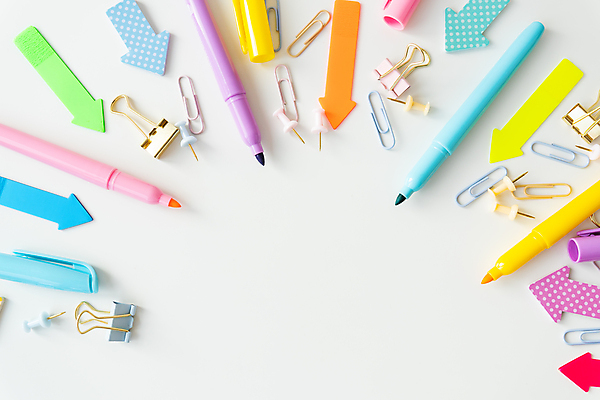 포토 JPG 해외이미지 무료이미지 디자인 교육 화살표 문구용품 사람없음 컬러풀 연필 펜 압정 클립 서류집게 카피스페이스 해외202309 해외포토 컬러 학용품 집게 필기구 사무용품 공백 오브젝트 파일형식