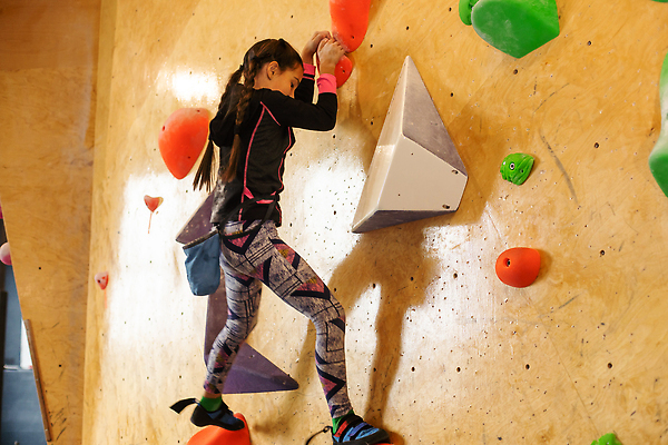 포토 JPG 해외이미지 전신 여자 어린이 스포츠 실내 그림자 한명 잡기 암벽 암벽등반 클라이밍 소녀한명만 해외202309 해외포토 1 모션 사람 내부 등산 등반 여자한명만 소녀만 파일형식