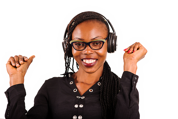 포토 JPG 해외이미지 응시 여자 행복 안경 얼굴 음악 백그라운드 셔츠 노래 한명 사람 뷰티 머리 검은색 헤드폰 주먹 듣기 흰색 최고 도움 입술 오디오 고립 해외202309 해외포토 1 시선 잡화 감정 컬러 음향기기 컨셉 상의 모션 문화예술 신체부위 전자제품 파일형식