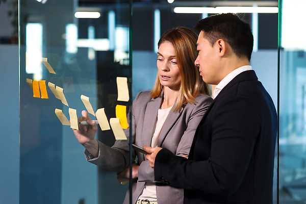 포토 JPG 해외이미지 여자 남자 회사 함께함 들기 정장 상반신 성인 두명 옆모습 태블릿 팔짱 기록 메모지 비즈니스맨 비즈니스우먼 동료 성인만 해외202309 해외포토 옷 뷰포인트 컨셉 비즈니스 관계 모션 사람 전자제품 스마트기기 사무용품 직장인 파일형식