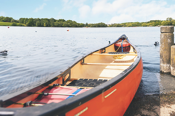 포토 JPG 해외이미지 나무 구름 공원 호수 스포츠 컬러 백그라운드 잎 자연 휴가 영국 잉글랜드 풍경 해변 사람없음 야외 물 여름 파란색 컬러풀 햇빛 뷰티 반사 평화 맑음 소나무 보트 숲 카누 카약 내추럴 해외202309 해외포토 자연요소 식물 계절 공공시설 유럽 바다 컨셉 배_교통 날씨 태양 수상스포츠 생태계 파일형식