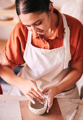 포토 JPG 해외이미지 여자 행복 한명 상반신 성인 앞모습 앞치마 만지기 도자기 작업실 점토 나무도마 도예가 성인여자한명만 해외202309 해외포토 직업 1 감정 뷰포인트 모션 도마 사람 목재 여자한명만 성인여자만 파일형식