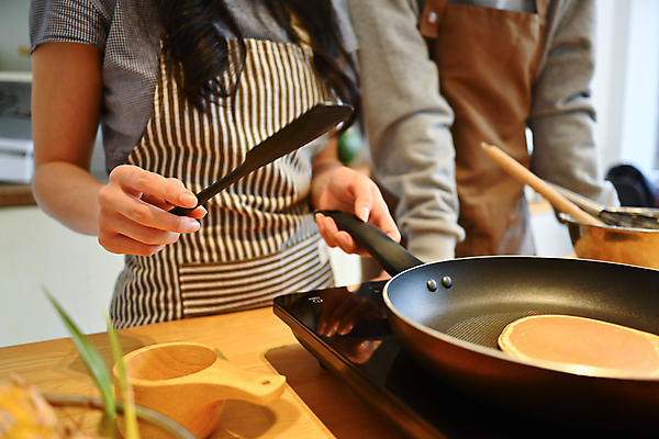 포토 JPG 해외이미지 라이프스타일 부부 여자 남자 탁자 남편 요리 들기 상반신 성인 두명 앞모습 주방 잡기 아내 프라이팬 굽기 뒤집개 팬케이크 성인만 해외202309 해외포토 커플 뷰포인트 가구 모션 주방용품 사람 생활 케이크 구이 파일형식