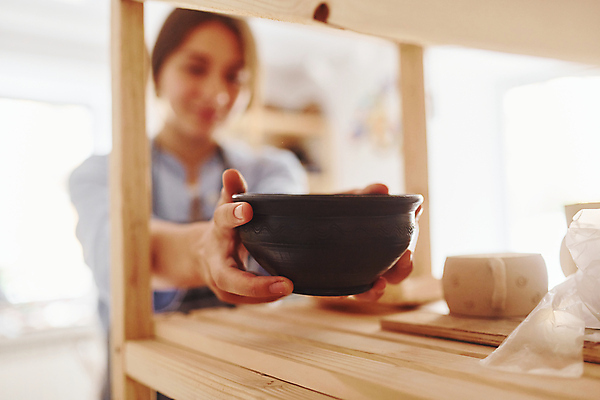 포토 JPG 해외이미지 여자 한명 들기 상반신 성인 취미 앞모습 아웃포커스 도자기 도자기공예 성인여자한명만 해외202309 해외포토 1 뷰포인트 모션 촬영기법 사람 공예 여자한명만 성인여자만 파일형식