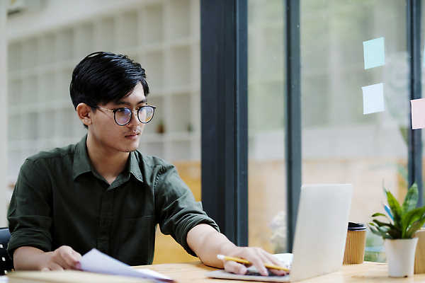 포토 JPG 해외이미지 학생 비즈니스 사업가 통계 설계 한명 금융 경제 학습 스터디 공연 작업 비즈니스맨 시장 재산 결과 계획 주식 위험 분석 무역 컨설턴트 대학교 투자 이익 수익 해결 회계 경영 계좌 리뷰 마케팅 프리랜서 회계사 해외202309 해외포토 직업 1 교육 남자 산업 컨셉 학교 사람 이벤트 직장인 전문직 상담 파일형식