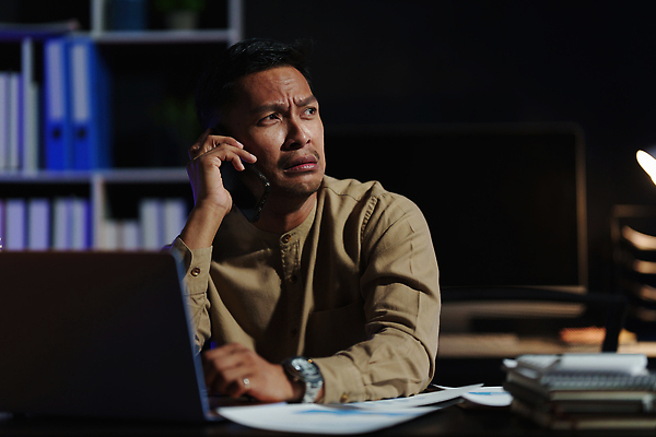 포토 JPG 해외이미지 백인 직업 라이프스타일 여자 남자 백그라운드 컨셉 비즈니스 통신 탁자 모바일 스트레스 주택 직장 피곤 한명 사람 앉기 동양인 성인 노트북 스마트폰 컴퓨터 사무실 어둠 도시 시간 업무 비즈니스맨 비즈니스우먼 좌절 야간 종업원 사이버 책상 경영자 문제 야근 경영 넘어짐 마감 해외202309 해외포토 자연요소 서양인 1 감정 가구 회사 모션 인종 건물 생활 전자제품 핸드폰 스마트기기 작업 직장인 리더 파일형식