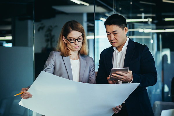 포토 JPG 해외이미지 응시 여자 남자 안경 회사 도안 함께함 들기 정장 상반신 성인 두명 앞모습 태블릿 연필 비즈니스맨 비즈니스우먼 동료 성인만 해외202309 해외포토 시선 잡화 옷 뷰포인트 컨셉 비즈니스 관계 모션 학용품 사람 전자제품 스마트기기 필기구 직장인 파일형식