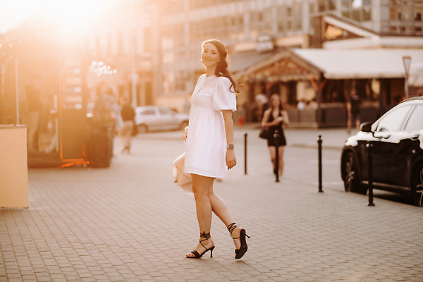 포토 JPG 해외이미지 전신 원피스 여자 도로 꽃다발 자동차 거리 한명 서기 들기 성인 야외 건물 햇빛 성인여자한명만 해외202309 해외포토 1 건축물 옷 꽃 길 육상교통 교통시설 모션 사람 태양 여자한명만 성인여자만 파일형식