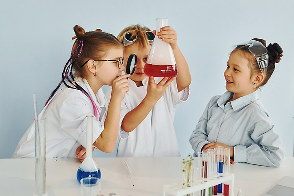 포토 JPG 해외이미지 여자 남자 어린이 돋보기 고글 소년 상반신 옆모습 세명 장비 흰색 책상 호기심 과학기구 구급약품 화학자 어린이만 해외202309 해외포토 감정 뷰포인트 컬러 가구 컨셉 사람 약 기구 과학자 파일형식