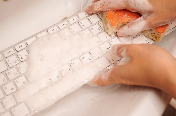 포토 JPG 해외이미지 식기 손 알파벳 여자 포즈 버튼 사람없음 물 컴퓨터 사무실 숫자 자료 목욕 거품 장비 흰색 공구 키보드 업무 얼룩 액체 씻기 사건 묘사 오브젝트 비누 문제 실수 타입 스펀지 빈털터리 소통 삭제 깨짐 단절 바보 방수 부주의 키패드 해외202309 해외포토 자연요소 문자 영어 컬러 컨셉 비즈니스 사람 신체부위 전자제품 위생용품 청결 도구 작업 파일형식