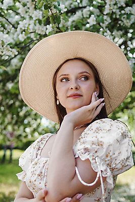 포토 JPG 해외이미지 공원 여자 꽃 잎 목걸이 한명 성인 야외 귀걸이 봄 밀짚모자 쉬폰원피스 성인여자한명만 해외202309 해외포토 식물 모자_잡화 1 계절 원피스 공공시설 장신구 사람 여자한명만 성인여자만 파일형식