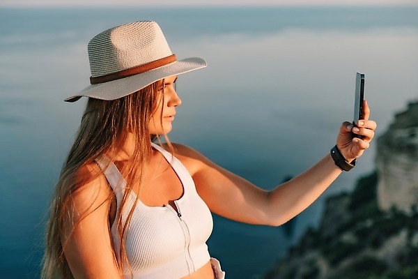 포토 JPG 해외이미지 라이프스타일 옷 여자 행복 바다 여행 백그라운드 셔츠 자연 모바일 휴가 휴식 한명 사람 성인 야외 물 파란색 스마트폰 핸드폰 태양 뷰티 여행객 일몰 자유 흰색 자신감 닫기 셀프카메라 그림 반다나 해외202309 해외포토 자연요소 1 감정 컬러 컨셉 상의 모션 생활 전자제품 스마트기기 노을 사진촬영 생태계 파일형식 헤어액세사리