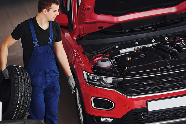 포토 JPG 해외이미지 남자 자동차 한명 들기 상반신 성인 앞모습 기계 작업 기술자 수리 고장 타이어 열정 정비공 보닛 교체 자동차정비 정비소 성인남자한명만 해외202309 해외포토 직업 1 감정 육상교통 뷰포인트 모션 사람 남자한명만 성인남자만 파일형식