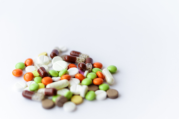 포토 JPG 해외이미지 컬러 과학 백그라운드 컨셉 건강 병원 사람없음 치료 빨간색 파란색 알약 약 고통 흰색 그룹 약초 질병 약국 오브젝트 두통 처방 테라피 중독 흙더미 조제 돌봄 복용 진통제 치료제 헬프 화학물질 항생제 해외202309 해외포토 감정 의학 모션 뷰티 흙 도움 풀_식물 화학 만들기 파일형식 더미