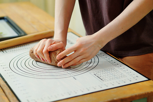 포토 JPG 해외이미지 손 도마 신체부위 계산 누름 준비 반죽 밀가루 밀대 계량 해외202309 해외포토 모션 주방용품 사람 가루 파일형식