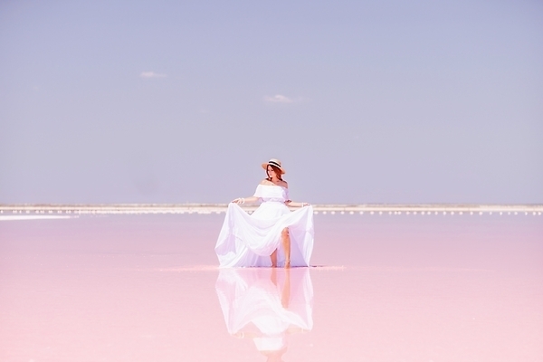 포토 JPG 해외이미지 전신 여자 바다 한명 성인 옆모습 화려 소금 성인여자한명만 핑크리본 해외202309 해외포토 1 리본 뷰포인트 컨셉 사람 여자한명만 성인여자만 파일형식