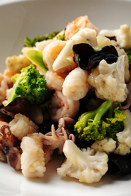 포토 JPG 해외이미지 접시 부분 탁자 요리 동양인 사람없음 세로 식당 식사 여러개 브로콜리 지중해 해산물 메뉴 점심식사 입가심 맛있는 나무배경 해외202309 해외포토 식기 바다 가구 다수 백그라운드 채소 인종 상점 파일형식