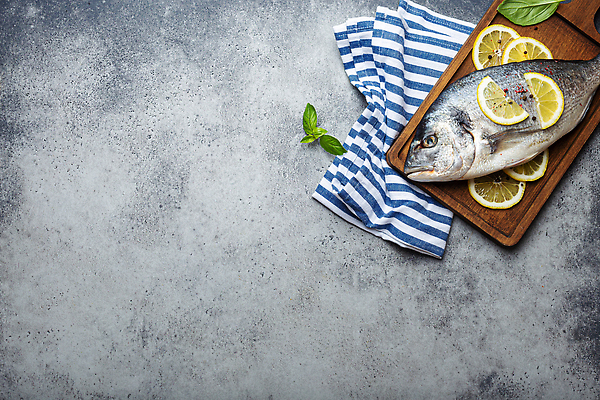 포토 JPG 해외이미지 검은배경 어류 사람없음 신선 레몬 바질 나무도마 카피스페이스 해외202309 해외포토 백그라운드 과일 도마 목재 검은색 수중동물 공백 파일형식