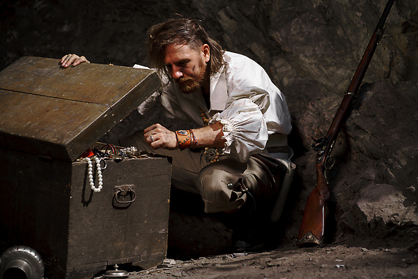 포토 JPG 해외이미지 백인 1 옷 문화 바다 섬 여행 휴가 영국 잉글랜드 미술 한명 이벤트 장식 가로 축제 할로윈 역사 칼 고급 개 큼 복고 선원 해적 스타일 해외202309 해외포토 서양인 유럽 컨셉 포유류 문화예술 사람 크기 도둑 파일형식