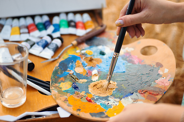 포토 JPG 해외이미지 손 야외 신체부위 컵 갈색 물감 붓 팔레트 분위기 캔버스 화가 갈대밭 해외포토 직업 식기 컬러 컨셉 사람 미술도구 파일형식 갈대_식물