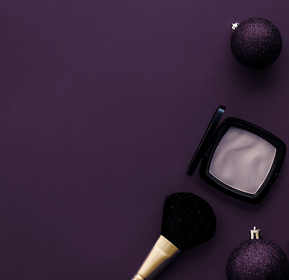 포토 JPG 해외이미지 사람없음 하이앵글 보라색 화장품 오브젝트 메이크업브러쉬 오너먼트 카피스페이스 해외202309 해외포토 뷰포인트 컬러 크리스마스장식 뷰티 공백 붓 파일형식