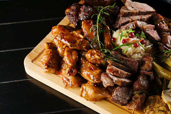 포토 JPG 해외이미지 접시 음식 백그라운드 채소 주방용품 가지 육류 스테이크 요리 사람없음 목재 식당 식사 저녁식사 치킨 소시지 닫기 그릴 바비큐 굽기 먹기 점심식사 주키니 주키니호박 맛있는 해외202309 해외포토 나무 식기 생활용품 식재료 재료 모션 서양음식 상점 가공식품 구이 닭고기요리 파일형식