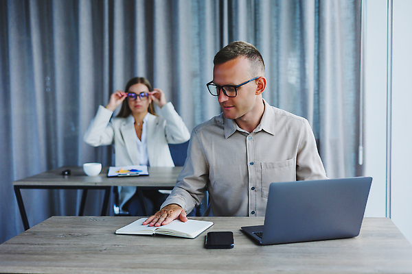 포토 JPG 해외이미지 백인 직업 학생 라이프스타일 응시 남자 행복 안경 인터넷 비즈니스 사업가 통신 탁자 노동자 주택 아이디어 직장 실내 사람 앉기 성인 두명 노트북 컴퓨터 사무실 디지털 공책 흰색 타이핑 업무 작업 비즈니스맨 자신감 무선전화기 스마트 책상 경영자 온라인 경영 해외202309 해외포토 서양인 시선 잡화 감정 컬러 가구 컨셉 회사 모션 문구용품 내부 건물 생활 전자제품 직장인 전화기 리더 파일형식