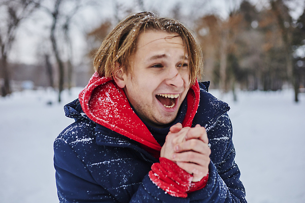 포토 JPG 해외이미지 백인 라이프스타일 커플 여자 남자 행복 겨울 가족 관계 자연 휴가 함께함 사랑 사람 성인 야외 두명 뷰티 기쁨 추위 흰색 숲 해외202309 해외포토 서양인 계절 감정 컬러 컨셉 생활 생태계 파일형식