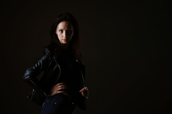 포토 JPG 해외이미지 스튜디오촬영 백인 모델 1 라이프스타일 응시 옷 여자 포즈 백그라운드 컨셉 갈색머리 실내 한명 서기 미소 사람 성인 세로 빛 뷰티 유행 어둠 코트 우아함 가죽 날씬함 피부 나쁜 도발 스타일 해외202309 해외포토 서양인 헤어스타일 시선 모션 표정 내부 생활 신체부위 외투 몸매 파일형식