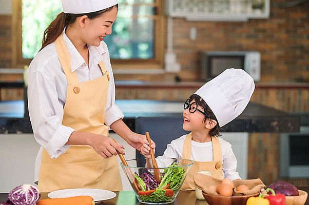 포토 JPG 해외이미지 여자 남자 어린이 실내 요리 들기 동양인 소년 상반신 성인 두명 앞모습 옆모습 주방 샐러드 즐거움 주걱 해외포토 감정 음식 뷰포인트 모션 주방용품 사람 인종 내부 파일형식