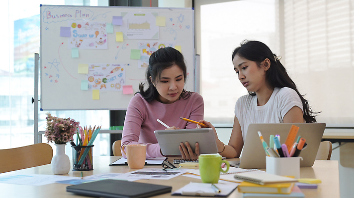 포토 JPG 해외이미지 여자 들기 앉기 상반신 성인 두명 옆모습 컵 노트북 태블릿 사무실 공책 메모지 블라인드 비즈니스우먼 스마트 책상 연필꽂이 화이트보드 성인여자만 태블릿펜 해외202309 해외포토 식기 뷰포인트 가구 컨셉 비즈니스 모션 문구용품 사람 전자제품 스마트기기 펜 사무용품 커튼 직장인 여자만 성인만 파일형식