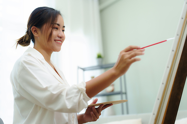 포토 JPG 해외이미지 여자 한명 들기 앉기 동양인 상반신 성인 취미 옆모습 물감 미술도구 붓 그리기 팔레트 이젤 그림 캔버스 화가 성인여자한명만 해외202309 해외포토 직업 1 뷰포인트 모션 사람 인종 오브젝트 여자한명만 성인여자만 파일형식