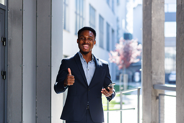 포토 JPG 해외이미지 직업 학생 응시 남자 행복 흑인 비즈니스 성공 모바일 직장 실내 대화 한명 웃음 스마트폰 핸드폰 사무실 알약 상점 엄지손가락 축하 최고 업무 작업 비즈니스맨 자신감 네트워크 사이버 무선전화기 고객 스마트 긍정 온라인 리뷰 우수 카피스페이스 사용자 해외202309 해외포토 서양인 1 시선 감정 컨셉 회사 손가락 표정 말하기 사람 내부 전자제품 스마트기기 약 공백 직장인 전화기 절기 파일형식