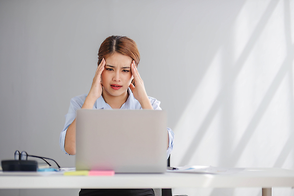 포토 JPG 해외이미지 여자 회사 스트레스 한명 동양인 상반신 성인 앞모습 노트북 사무실 업무 비즈니스우먼 성인여자한명만 해외202309 해외포토 1 뷰포인트 비즈니스 사람 인종 전자제품 작업 직장인 여자한명만 성인여자만 파일형식
