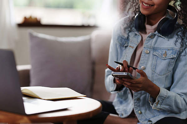 포토 JPG 해외이미지 백인 라이프스타일 응시 여자 행복 커피 음료 겨울 아침 휴식 주택 실내 건강 한명 웃음 사람 앉기 성인 컵 노트북 빛 스마트폰 소파 햇빛 뷰티 기쁨 마시기 잡기 도시 시간 뜨거움 긍정 따뜻한음료 해외202309 해외포토 주간 서양인 1 식기 시선 계절 감정 컨셉 의자 모션 표정 내부 건물 생활 전자제품 핸드폰 스마트기기 태양 파일형식