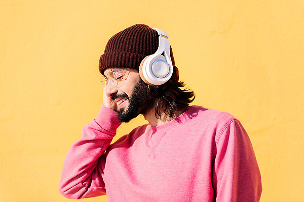 포토 JPG 해외이미지 백인 1 라이프스타일 남자 행복 음악 벽 분홍색 백그라운드 노래 휴식 한명 미소 사람 성인 가로 노란색 유행 헤드폰 소리 기쁨 듣기 시원함 스웨터 긍정 오디오 리듬 스타일 카피스페이스 해외202309 해외포토 서양인 감정 컬러 음향기기 컨셉 상의 모션 문화예술 표정 생활 전자제품 공백 파일형식