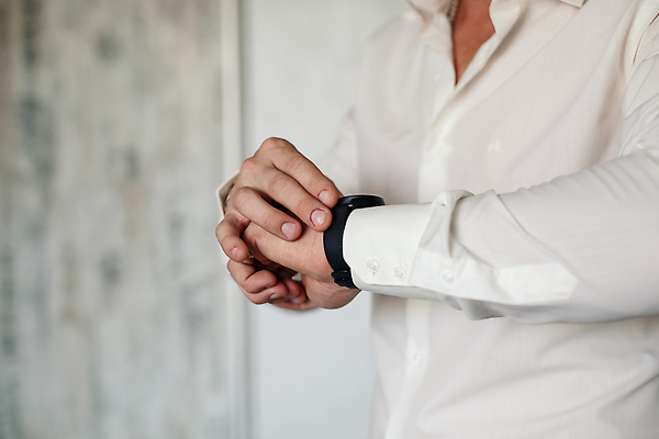 포토 JPG 해외이미지 남자 시계 신랑 결혼 셔츠 결혼식 한명 상반신 성인 옆모습 축하 잡기 준비 성인남자한명만 해외202309 해외포토 1 뷰포인트 컨셉 상의 모션 사람 이벤트 남자한명만 성인남자만 파일형식