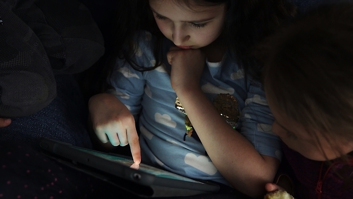 포토 JPG 해외이미지 백인 손 얼굴 어린이 가족 새로움 주택 건강 사랑 사람 두명 임신 터치 아기 거짓말 돌봄 해외202309 해외포토 서양인 감정 컨셉 관계 모션 건물 신체부위 파일형식