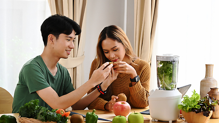 포토 JPG 해외이미지 라이프스타일 부부 여자 남자 채소 의자 탁자 남편 앉기 상반신 성인 두명 앞모습 옆모습 식사 잡기 아내 사과 먹여주기 믹서 채식 성인만 해외202309 해외포토 커플 뷰포인트 가구 과일 모션 사람 생활 먹기 파일형식