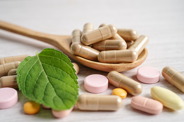 포토 JPG 해외이미지 건강 사람없음 알약 약 숟가락 허브 유기농 해외202309 해외포토 식물 웰빙 의학 수저 파일형식