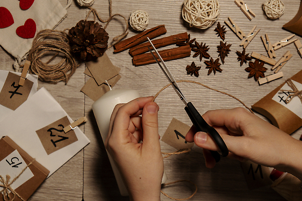 포토 JPG 해외이미지 손 초 공 집게 선물 신체부위 장식 숫자 하트 준비 노끈 DIY 꾸미기 베이지색 시나몬스틱 핸드메이드 나무배경 팔각회향 해외포토 모양 문자 줄 컬러 백그라운드 사람 취미 향신료 시나몬 파일형식