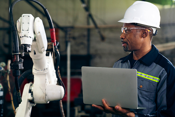 포토 JPG 해외이미지 응시 남자 산업 공장 노동자 작업복 한명 들기 상반신 성인 옆모습 노트북 기계 과학기술 작업 엔지니어 안전모 프로그래밍 성인남자한명만 해외202309 해외포토 직업 1 시선 옷 뷰포인트 공업 모션 기술 사람 전자제품 기술자 헬멧 안전장비 개발 남자한명만 성인남자만 파일형식