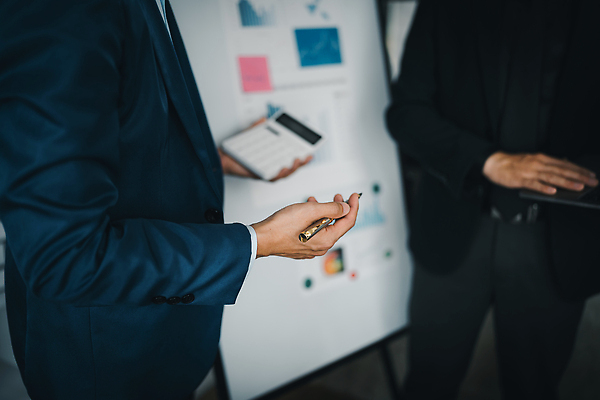 포토 JPG 해외이미지 직업 컨셉 비즈니스 CEO 사업가 성공 협력 설계 대화 설명 사람 인종 정장 두명 금융 노트북 컴퓨터 사무실 작업 비즈니스맨 비즈니스우먼 계획 상담원 토론 종업원 집중 책상 분석 동료 보고서 컨설턴트 경영자 문서 투자 해결 회계 마케팅 브레인스토밍 해외202309 해외포토 옷 여자 남자 가구 관계 모션 말하기 경제 전자제품 직장인 사무원 전문직 상담 리더 파일형식