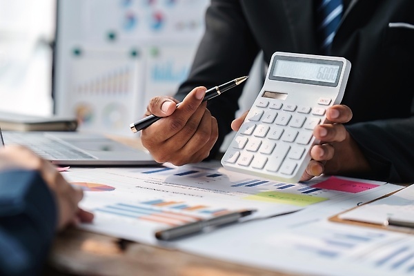 포토 JPG 해외이미지 직업 돈 회사 비즈니스 사업가 통계 성공 그래프 설계 직장 사람 두명 금융 경제 노트북 컴퓨터 사무실 자료 정보 성장 작업 비즈니스맨 그룹 계산 계획 토론 분석 동료 보고서 경영자 투자 이익 회계 경영 마케팅 세금 예산 프로젝트 회계사 브레인스토밍 해외202309 해외포토 남자 컨셉 관계 전자제품 직장인 재산 리더 파일형식