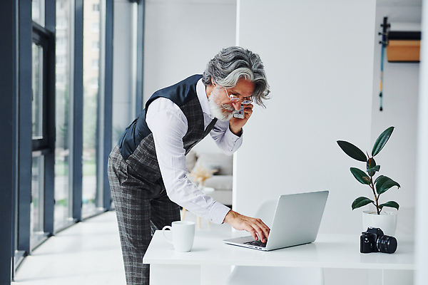 포토 JPG 해외이미지 할아버지 노년 남자 비즈니스 수염 실내 허리숙이기 한명 들기 정장 옆모습 노트북 스마트폰 업무 비즈니스맨 우아함 통화 노인남자한명만 해외202309 해외포토 1 옷 뷰포인트 컨셉 모션 숙이기 사람 성인 내부 전자제품 핸드폰 스마트기기 작업 직장인 남자한명만 노인남자만 파일형식