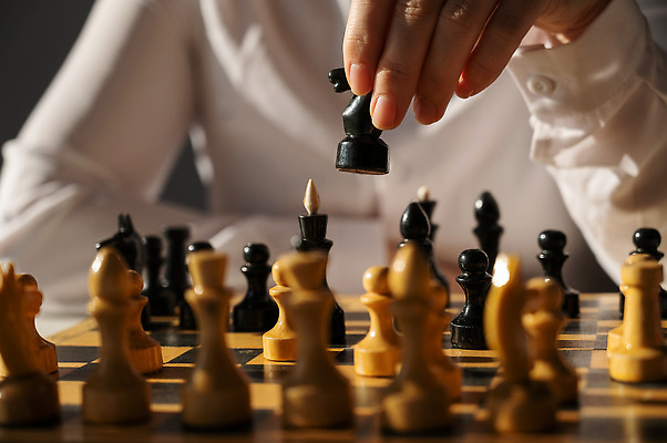 포토 JPG 해외이미지 여자 한명 들기 상반신 성인 앞모습 경쟁 게임 체스말 체스 집중 체스판 성인여자한명만 해외포토 1 뷰포인트 컨셉 모션 놀이 사람 말_게임 여자한명만 성인여자만 파일형식