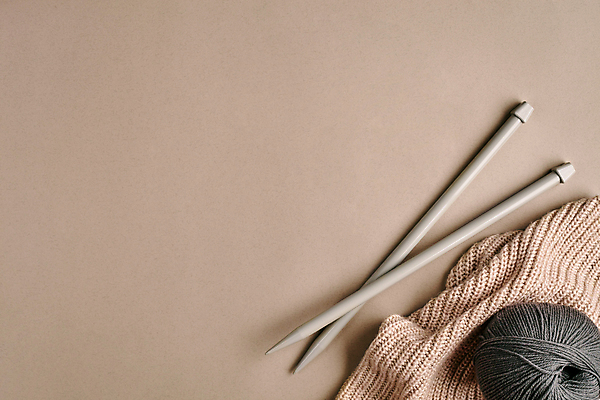 포토 JPG 해외이미지 사람없음 회색 뜨개질 털실 오브젝트 실타래 대바늘 카피스페이스 해외202309 해외포토 컬러 취미 공백 실 파일형식