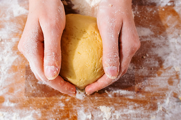 포토 JPG 해외이미지 손 음식 빵 재료 탁자 디저트 피자 파스타 요리 사람없음 목재 쿠키 과자 케이크 주방 계란 요리사 앞치마 빵집 밀 굽기 준비 날것 반죽 만들기 밀가루 레시피 밀가루반죽 영양분 제빵사 페스츄리 핸드메이드 맛있는 해외202309 해외포토 나무 직업 가구 모션 곡류 패스트푸드 서양음식 신체부위 상점 알 가루 구이 파일형식