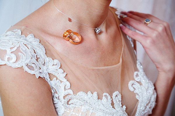 포토 JPG 해외이미지 여자 신부 웨딩드레스 결혼 목걸이 결혼식 한명 상반신 성인 옆모습 축하 반지 준비 쇄골 해외202309 해외포토 1 드레스 뷰포인트 컨셉 장신구 사람 이벤트 파일형식