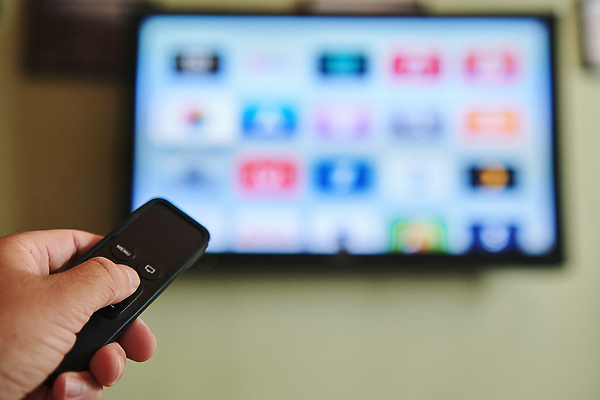 포토 JPG 해외이미지 손 컨셉 종류 사람없음 디지털 스크린 텔레비전 흐름 잡기 선택 리모컨 손목시계 영화 멀리 온라인 동영상 멀티미디어 제어 시리즈 해외202309 해외포토 시계 장신구 모션 문화예술 신체부위 전자제품 파일형식